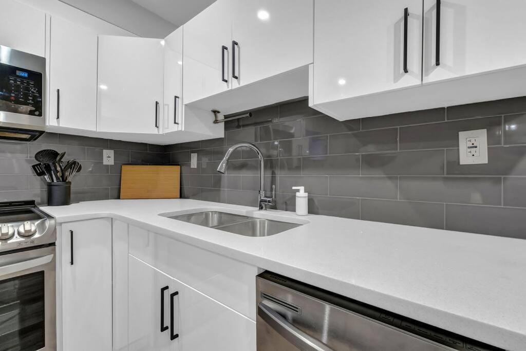 Modernsuite*Nearairport*2Queens*2Bedroom*Fullkitchen Едмънтън Екстериор снимка